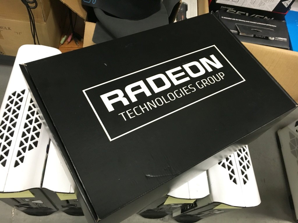 AMD-Radeon-Pro-Duo-Package-Unboxing_2
